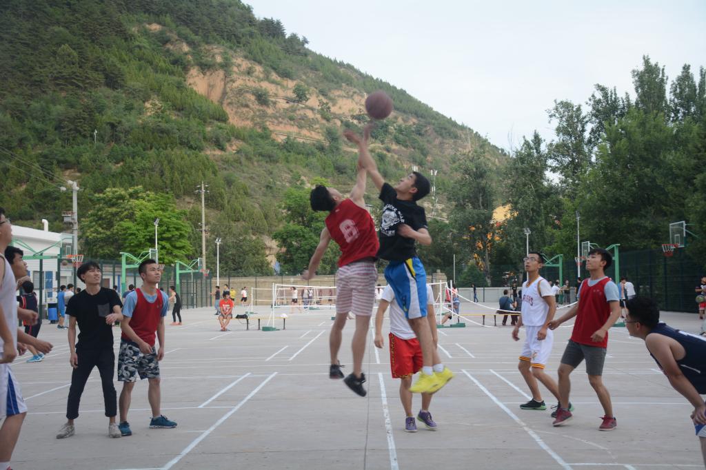 星空网页版登录入口学生篮球友谊赛圆满落幕