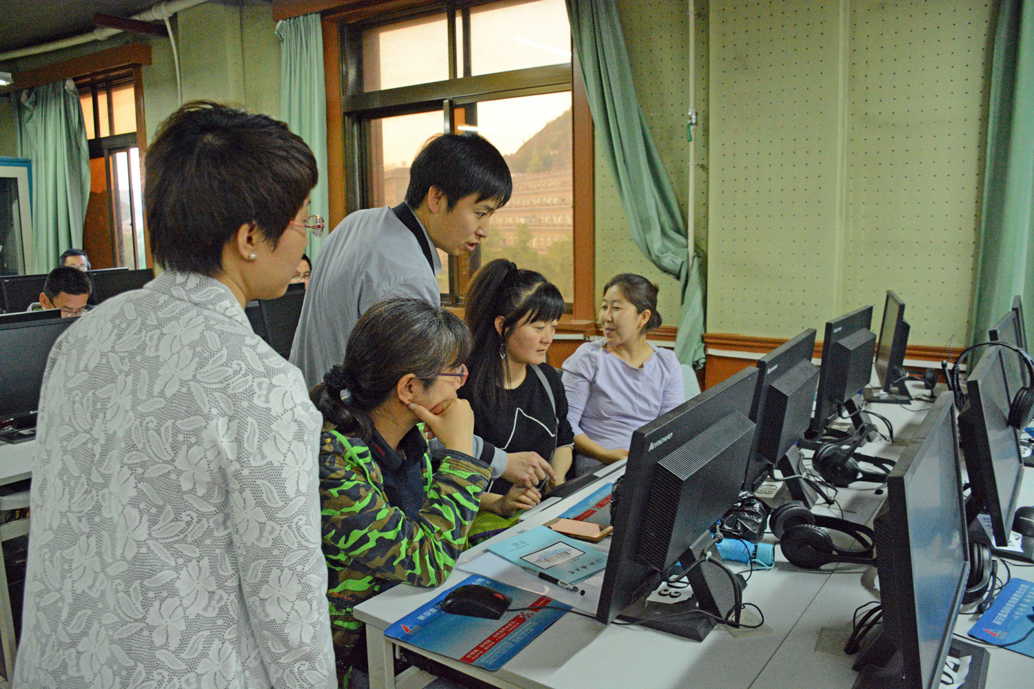 “混合式教学”工作坊举行第一次研修活动暨开班仪式